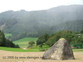 steinernes Kornmandl mit Regenschauer